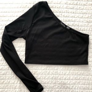 Black one-shoulder long sleeve crop top.
